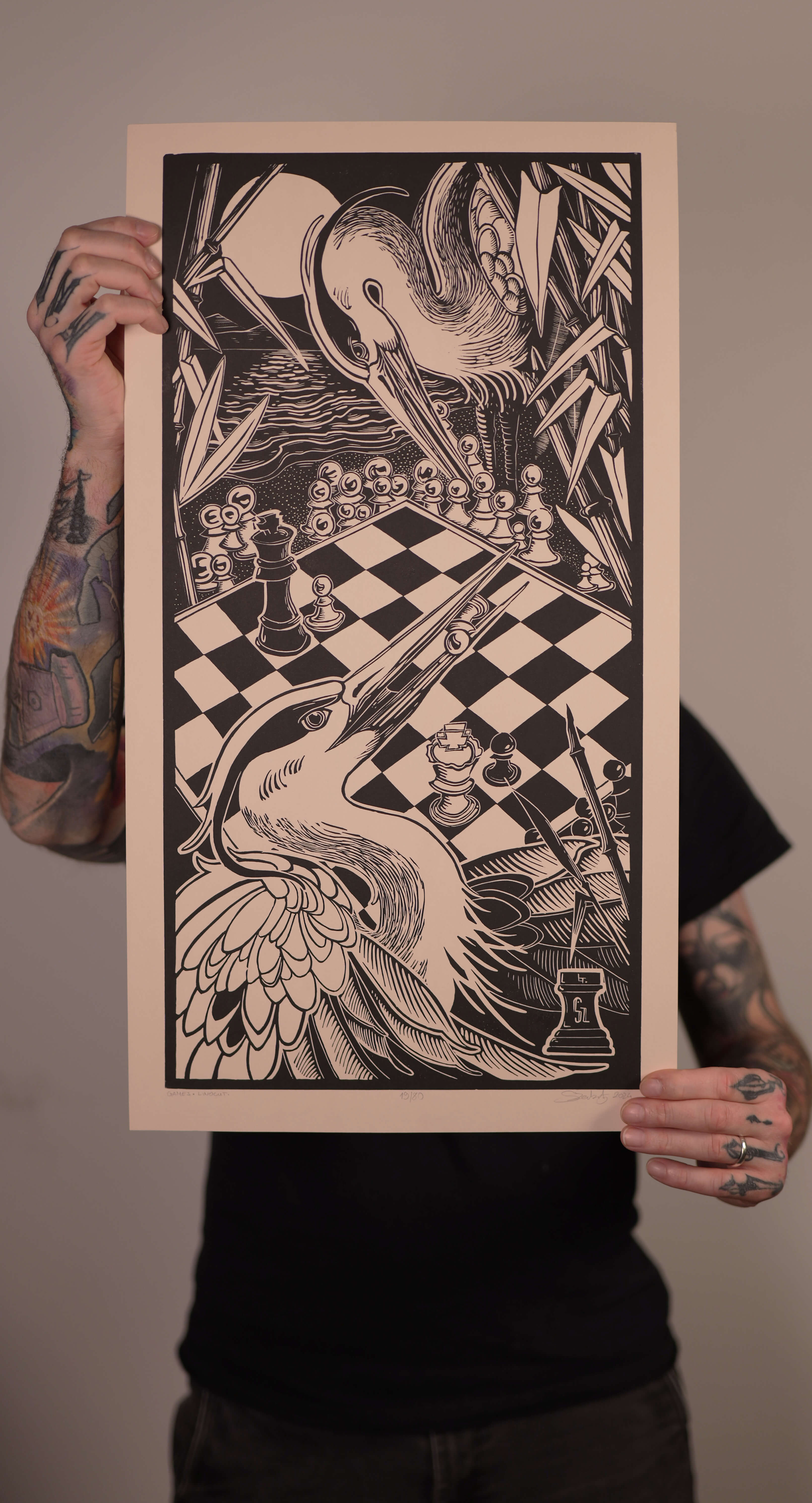 Games - fekete-fehér linómetszet gémekkel, sakktáblával és bástya alakú szignóval, kézben tartva, nyomat mérete 35x64,5 cm