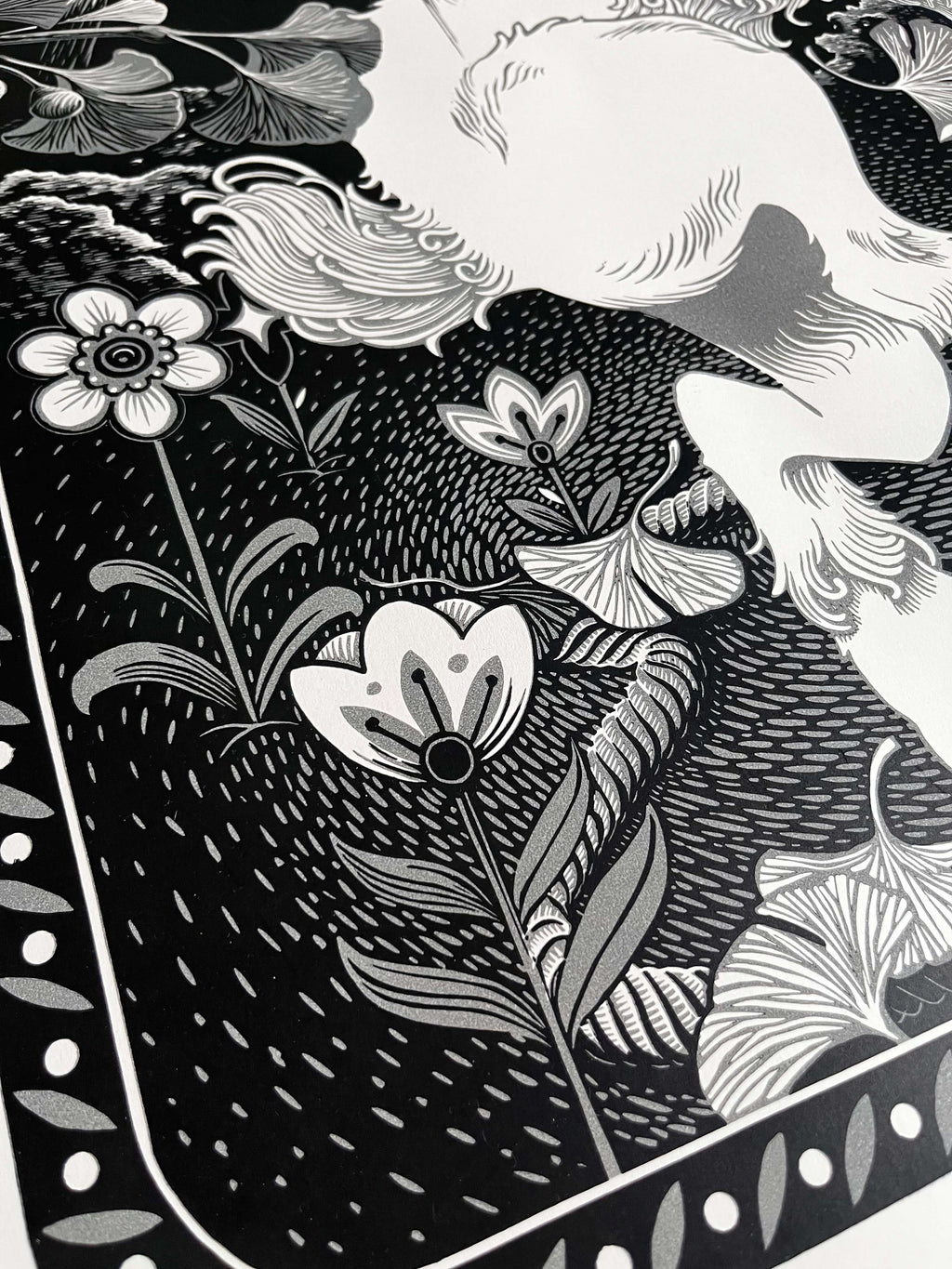 Obsession linometszet, részlet 3 folk virágok fekete fehér szürke 59,4 × 84,1 cm a/1 méret
