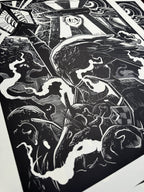 Feast – fekete-fehér linómetszet hollós motívummal, félig oldalnézetből fotózva, 46x56 cm