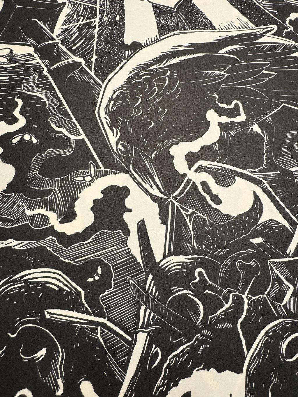 Feast – részlet a nyomatból, fekete-fehér linómetszet hollós motívummal, 46x56 cm