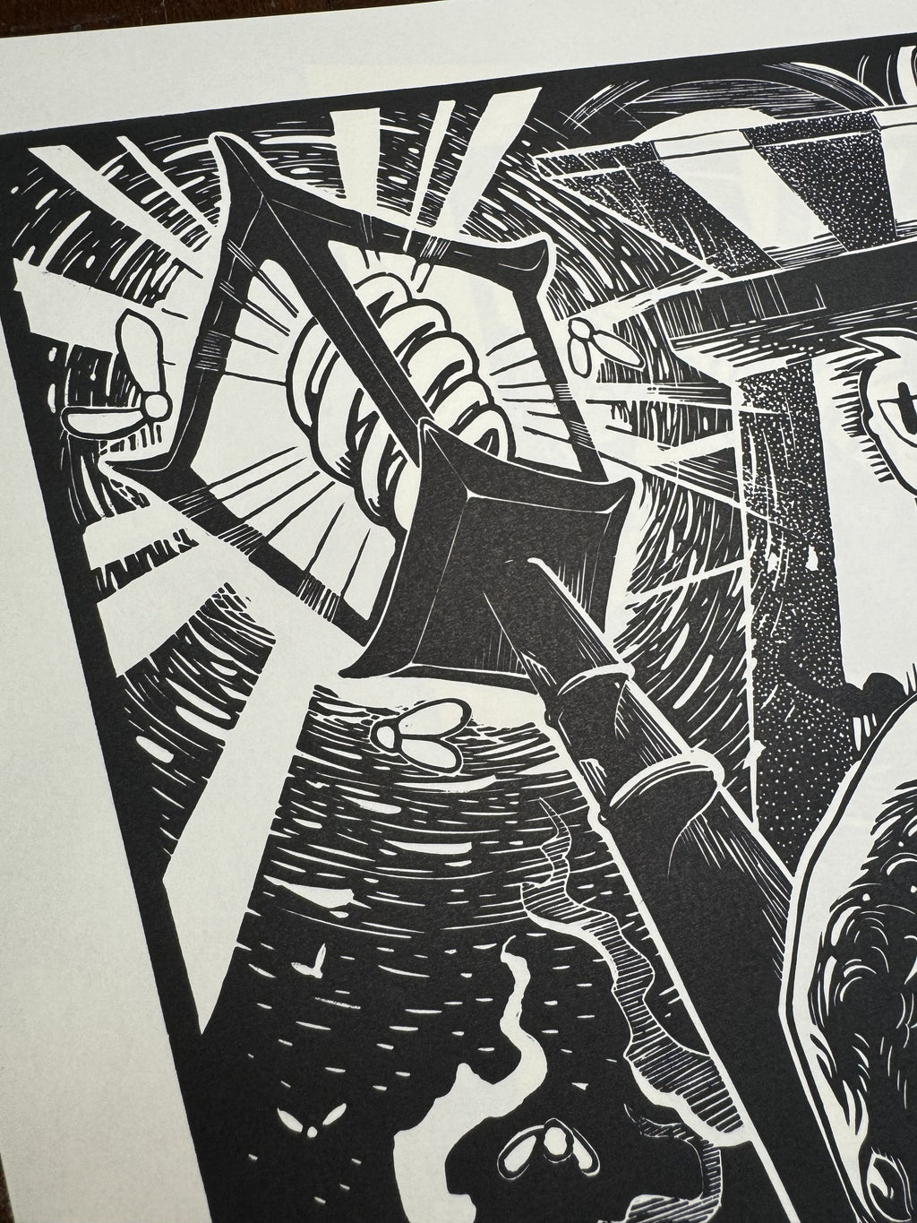 Feast – részlet a nyomatból, fekete-fehér linómetszet hollós motívummal, lámpa részlet, 46x56 cm