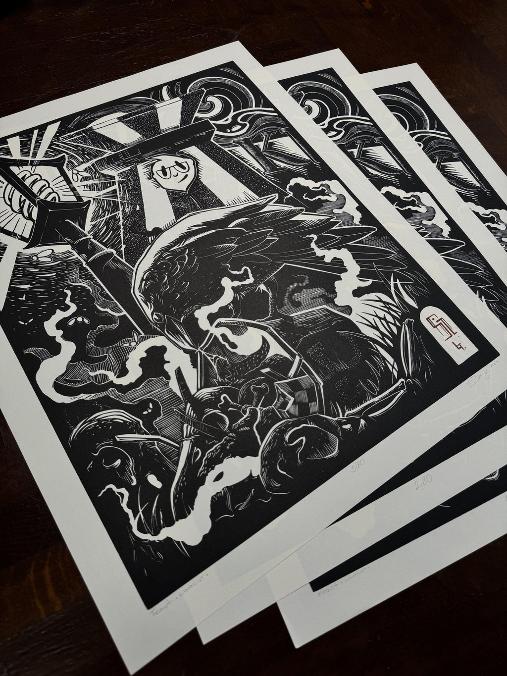 Feast – fekete-fehér linómetszet hollós motívummal, több nyomat egymás tetején, 46x56 cm