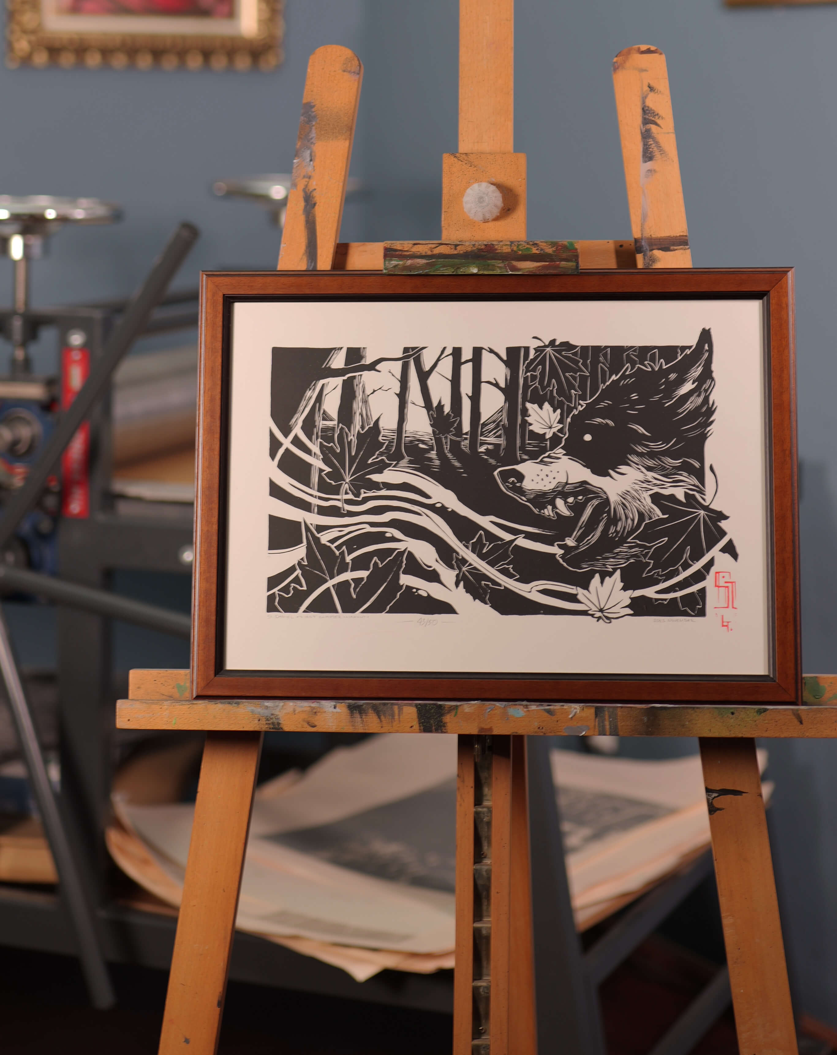 First Chapter – fekete-fehér linómetszet farkassal és holddal, 31x44,5 cm keretben állványon