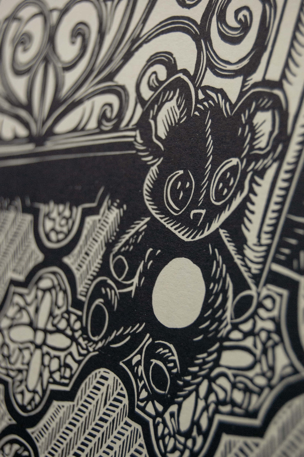 Fox Hole – részlet a nyomatból, fekete-fehér linómetszet rókás motívummal és plüssmacival, 45x60 cm