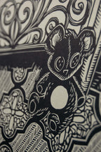 Fox Hole – részlet a nyomatból, fekete-fehér linómetszet rókás motívummal és plüssmacival, 45x60 cm