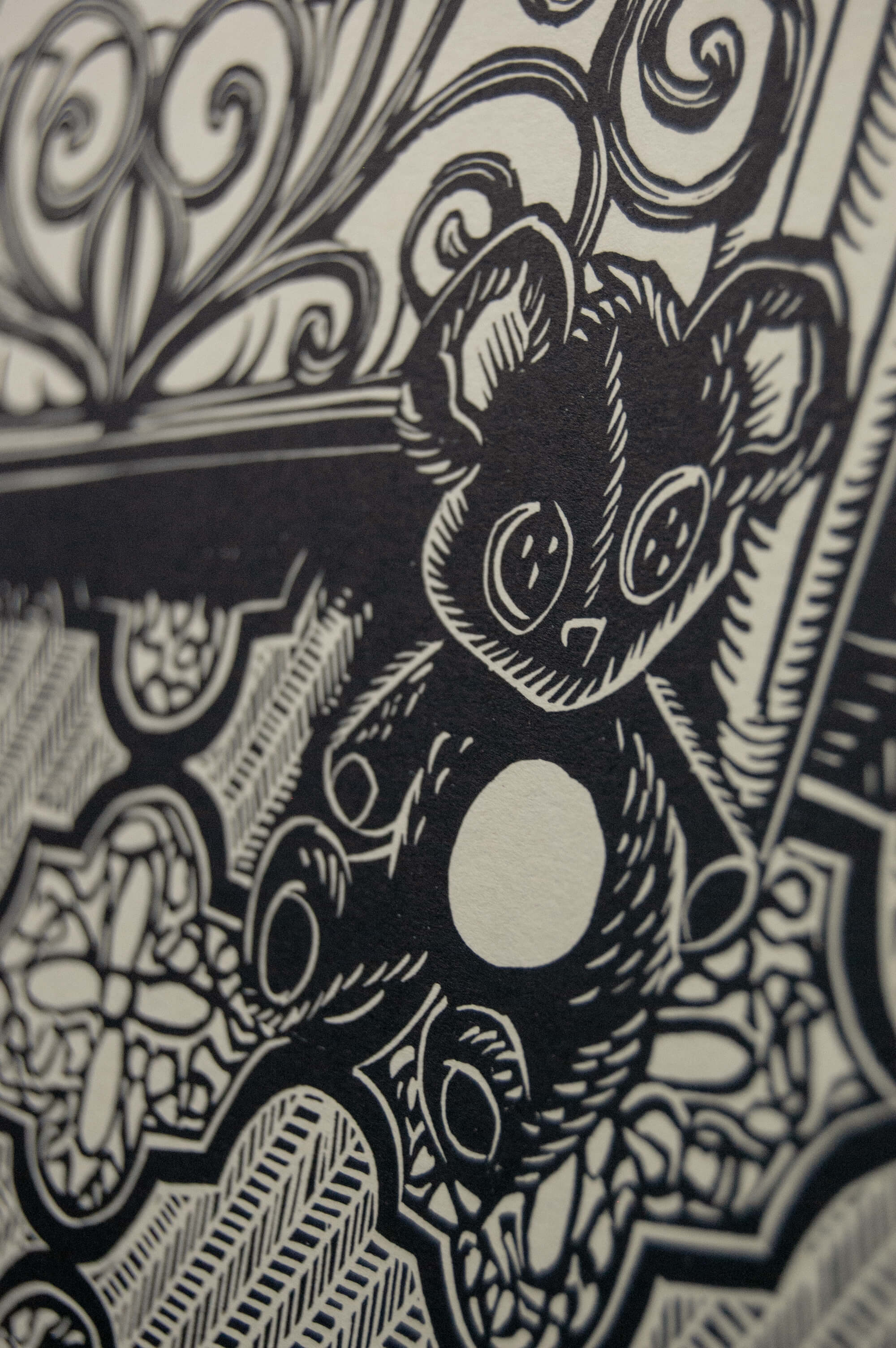 Fox Hole – részlet a nyomatból, fekete-fehér linómetszet rókás motívummal és plüssmacival, 45x60 cm