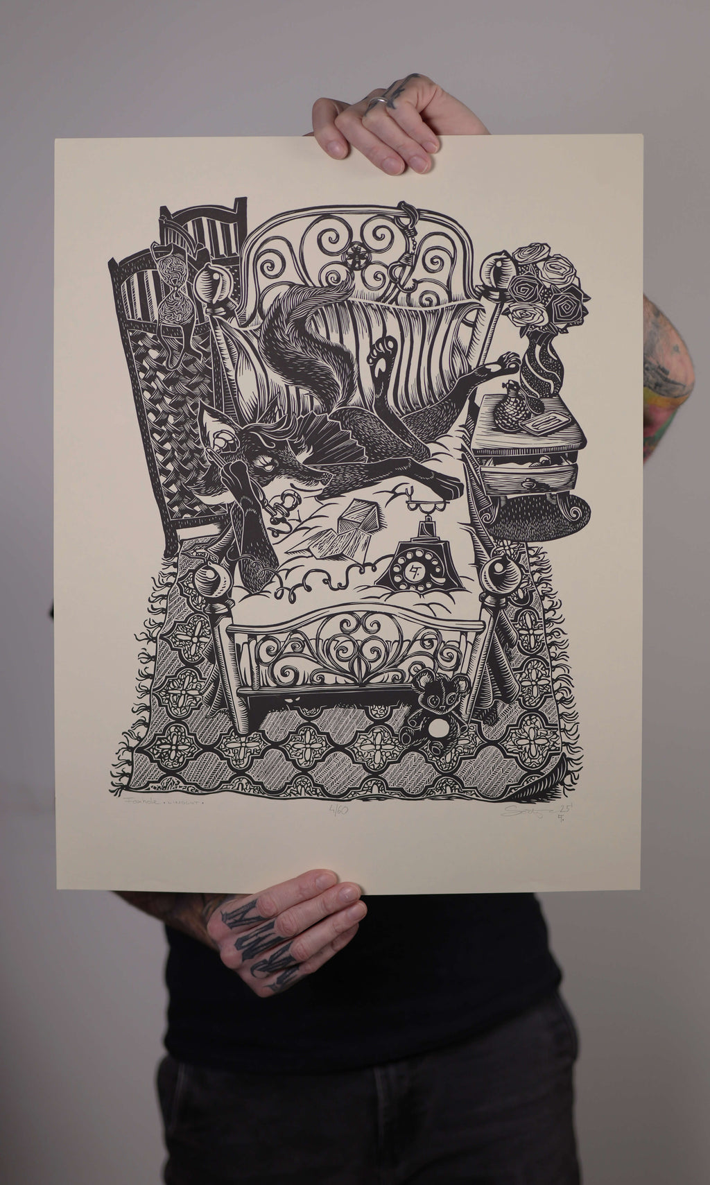 Fox Hole – fekete-fehér linómetszet rókás motívummal, 45x60 cm kézben tartva
