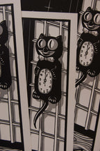 Working Class – részlet a nyomatból, japán stílusú fekete-fehér-szürke linómetszet gésával és macskákkal, 50x70 cm