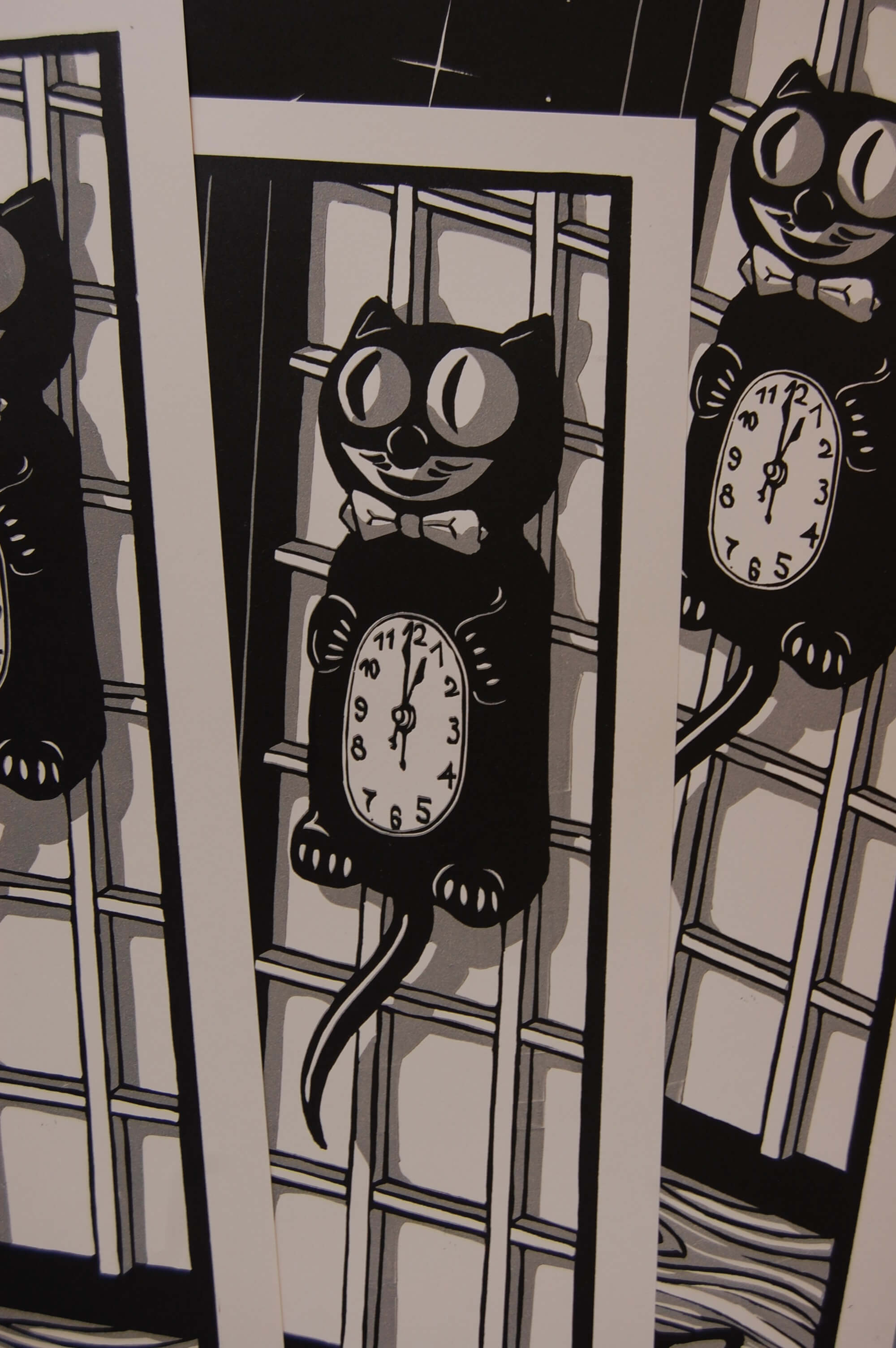 Working Class – részlet a nyomatból, japán stílusú fekete-fehér-szürke linómetszet gésával és macskákkal, 50x70 cm