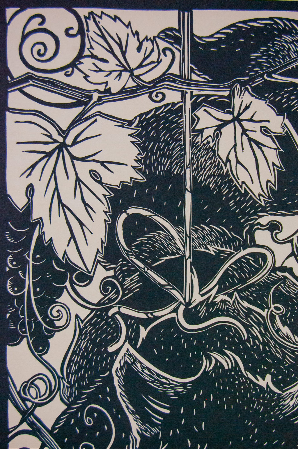 I Have To – részlet a nyomatból, fekete-fehér linómetszet mosómedvés motívummal, 24x65 cm