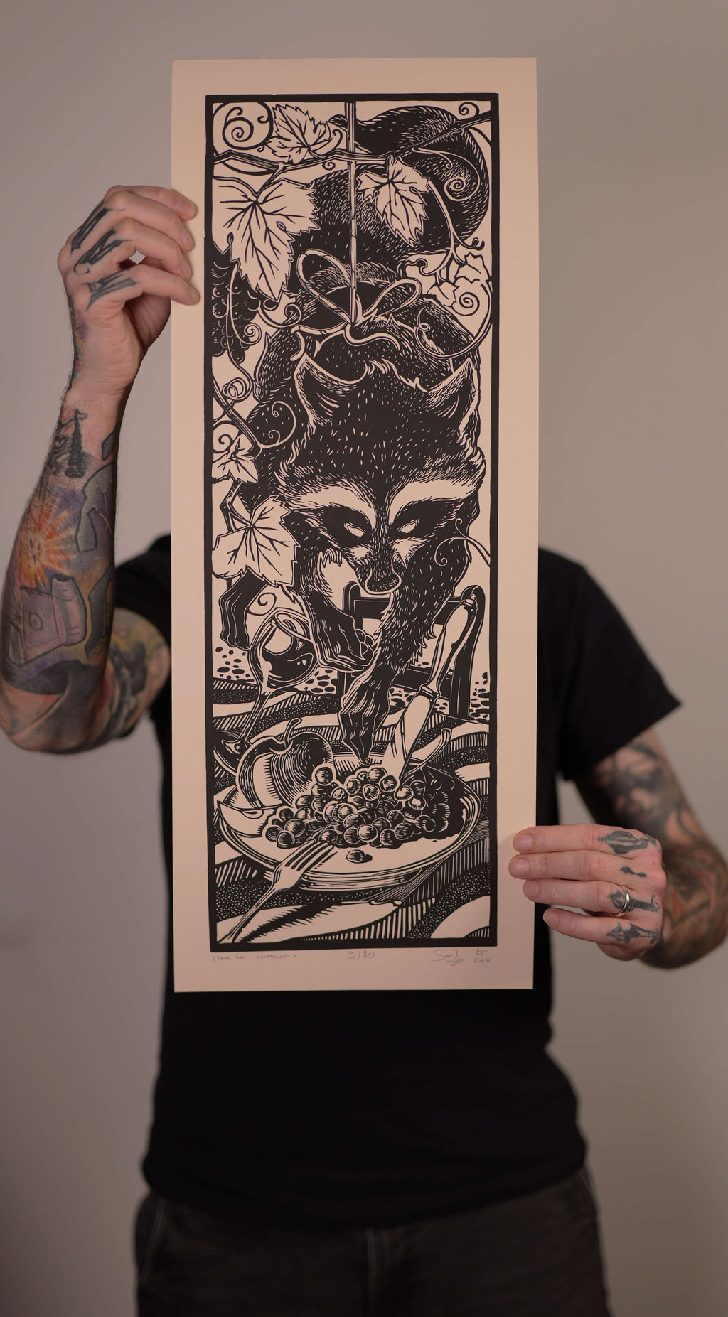 I Have To , fekete-fehér linómetszet mosómedvés motívummal, kézben tartva, 24x65 cm