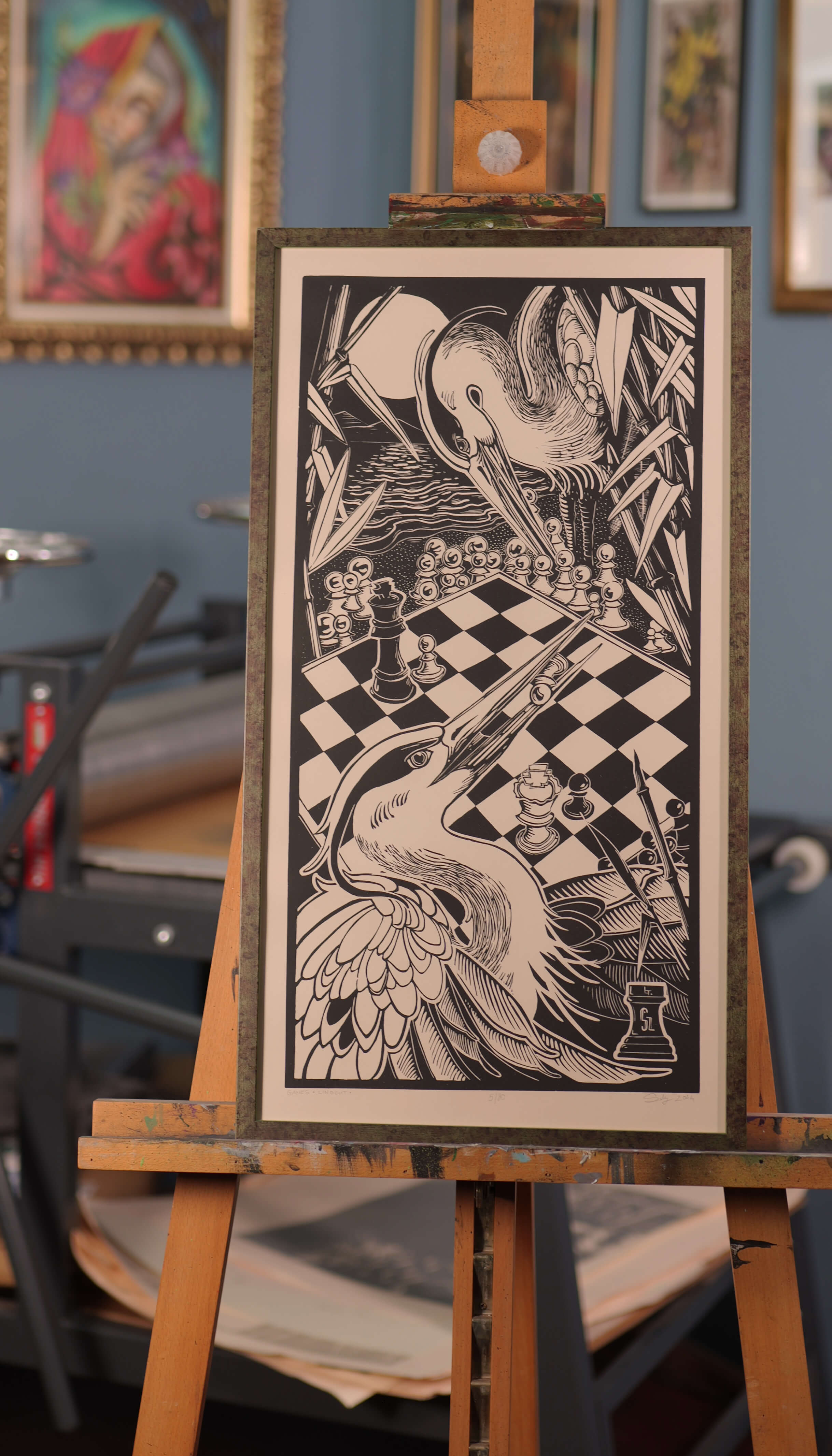 Games , fekete-fehér linómetszet gémekkel, sakktáblával és bástya alakú szignóval, keretezve, festőállványon, nyomat mérete 35x64,5 cm