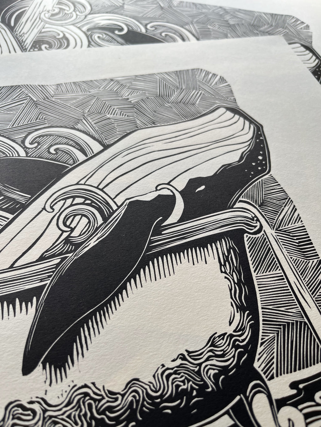 Living Space – részlet a nyomatból, fekete-fehér linómetszet bálnás motívummal, 35x50 cm