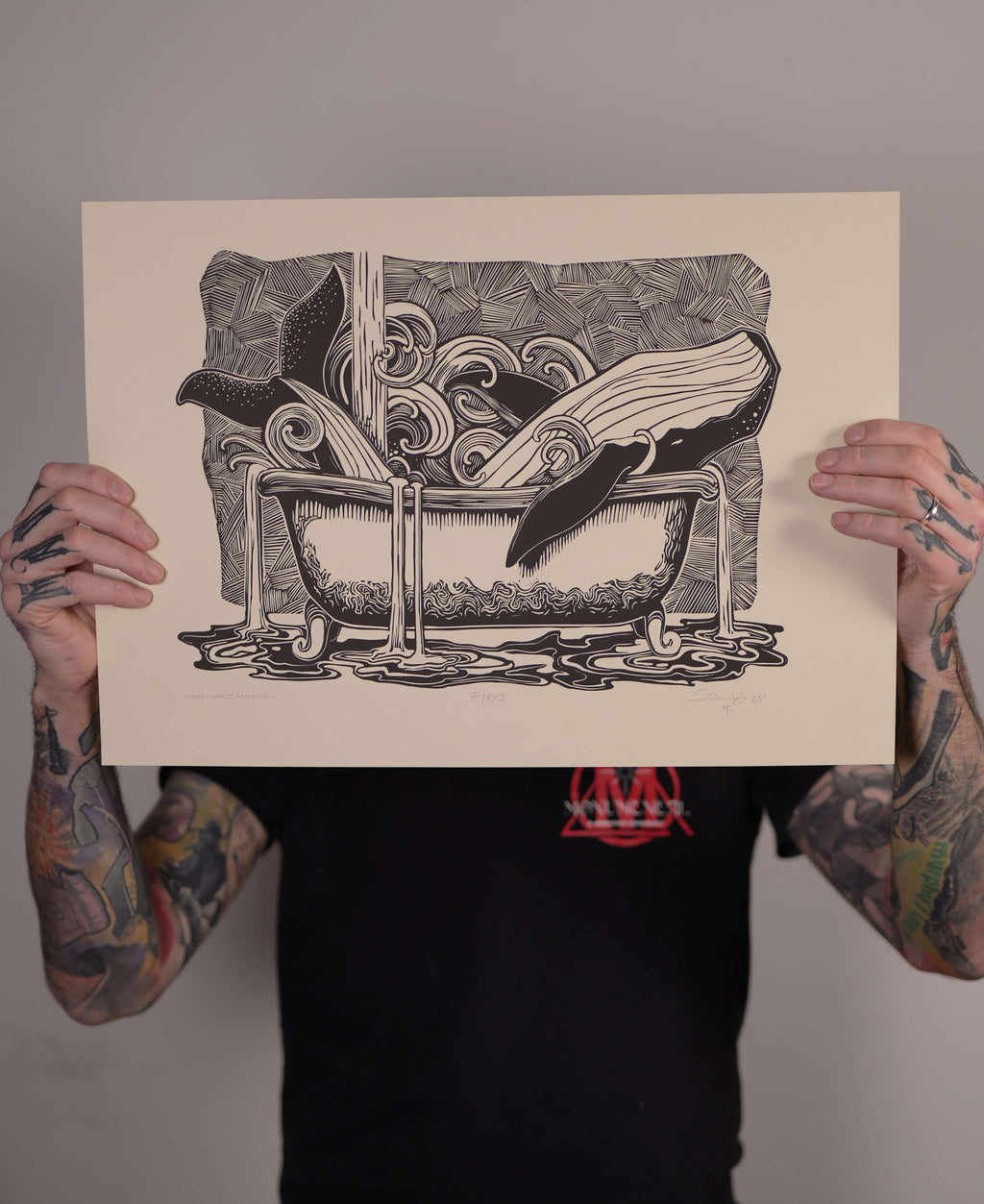 Living Space – fekete-fehér linómetszet bálnás motívummal, kézben tartva 35x50 cm