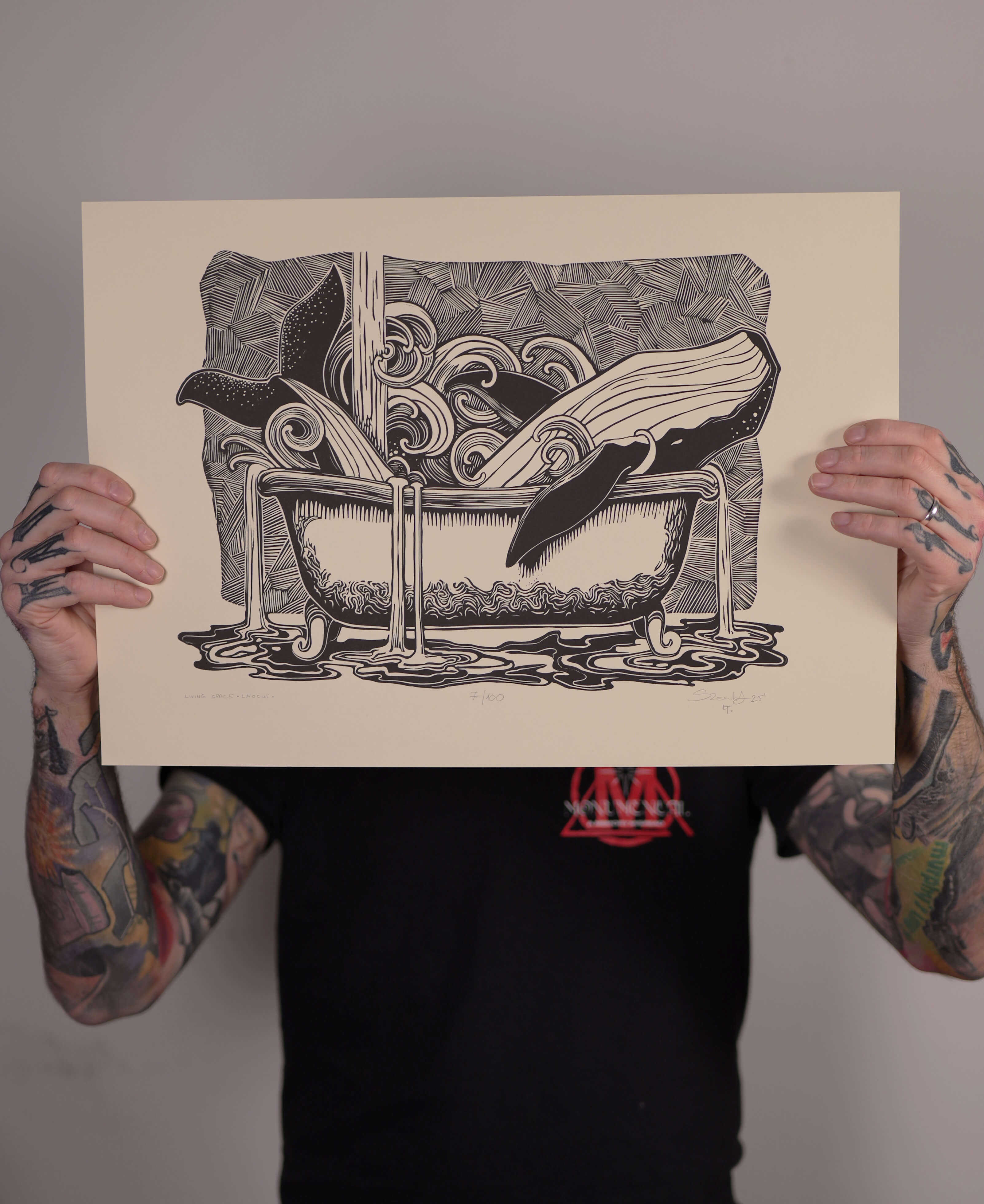 Living Space – fekete-fehér linómetszet bálnás motívummal, kézben tartva 35x50 cm