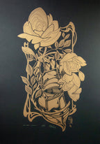 Old Times – linómetszet fekete alapon arany festékkel, lovagi kesztyű több rózsával, 47x67 cm