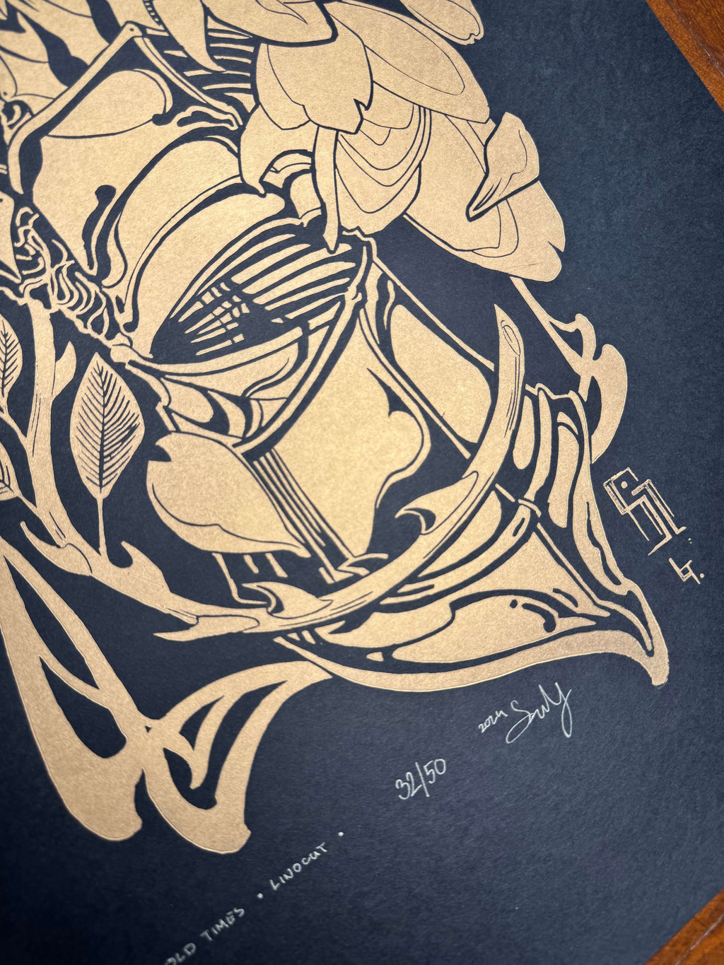 Old Times – linómetszet fekete alapon arany festékkel, lovagi kesztyű több rózsával, részlet a nyomatból, 47x67 cm