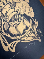 Old Times – linómetszet fekete alapon arany festékkel, lovagi kesztyű több rózsával, részlet a nyomatból, 47x67 cm