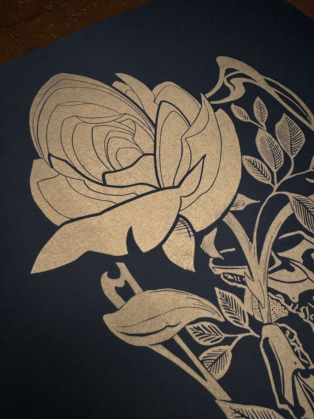 Old Times – lovagi kesztyű fekete alapon arany festékkel, több rózsa motívum, részlet a nyomatból, 47x67 cm