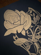 Old Times – lovagi kesztyű fekete alapon arany festékkel, több rózsa motívum, részlet a nyomatból, 47x67 cm