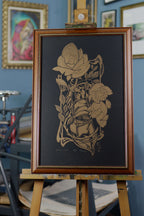 Old Times – linómetszet fekete alapon arany festékkel, lovagi kesztyű több rózsával, keretezve, festőállványon,47x67 cm