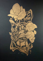 Old Times – linómetszet fekete alapon arany festékkel, lovagi kesztyű több rózsával, 47x67 cm