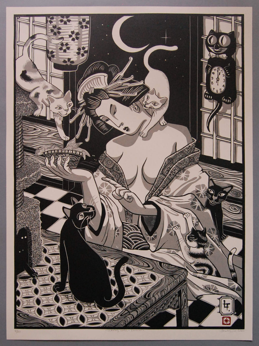Working Class – japán stílusú fekete-fehér-szürke linómetszet gésával és macskákkal, 50x70 cm