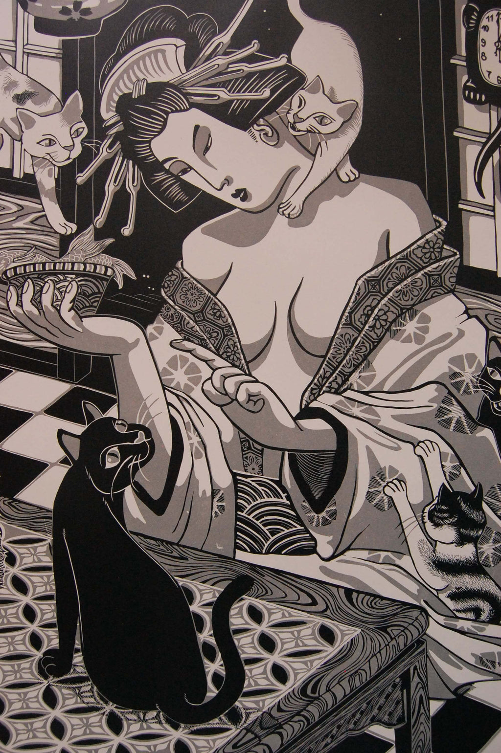 Working Class – részlet a nyomatból, japán stílusú fekete-fehér-szürke linómetszet gésával és macskákkal, 50x70 cm