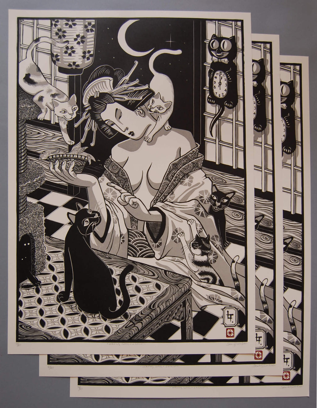 Working Class – japán stílusú fekete-fehér-szürke linómetszet gésával és macskákkal, több nyomat egymás tetején, 50x70 cm