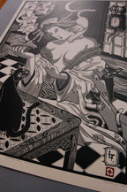 Working Class – japán stílusú fekete-fehér-szürke linómetszet gésával és macskákkal, féloldali, alulnézeti fotó, 50x70 cm