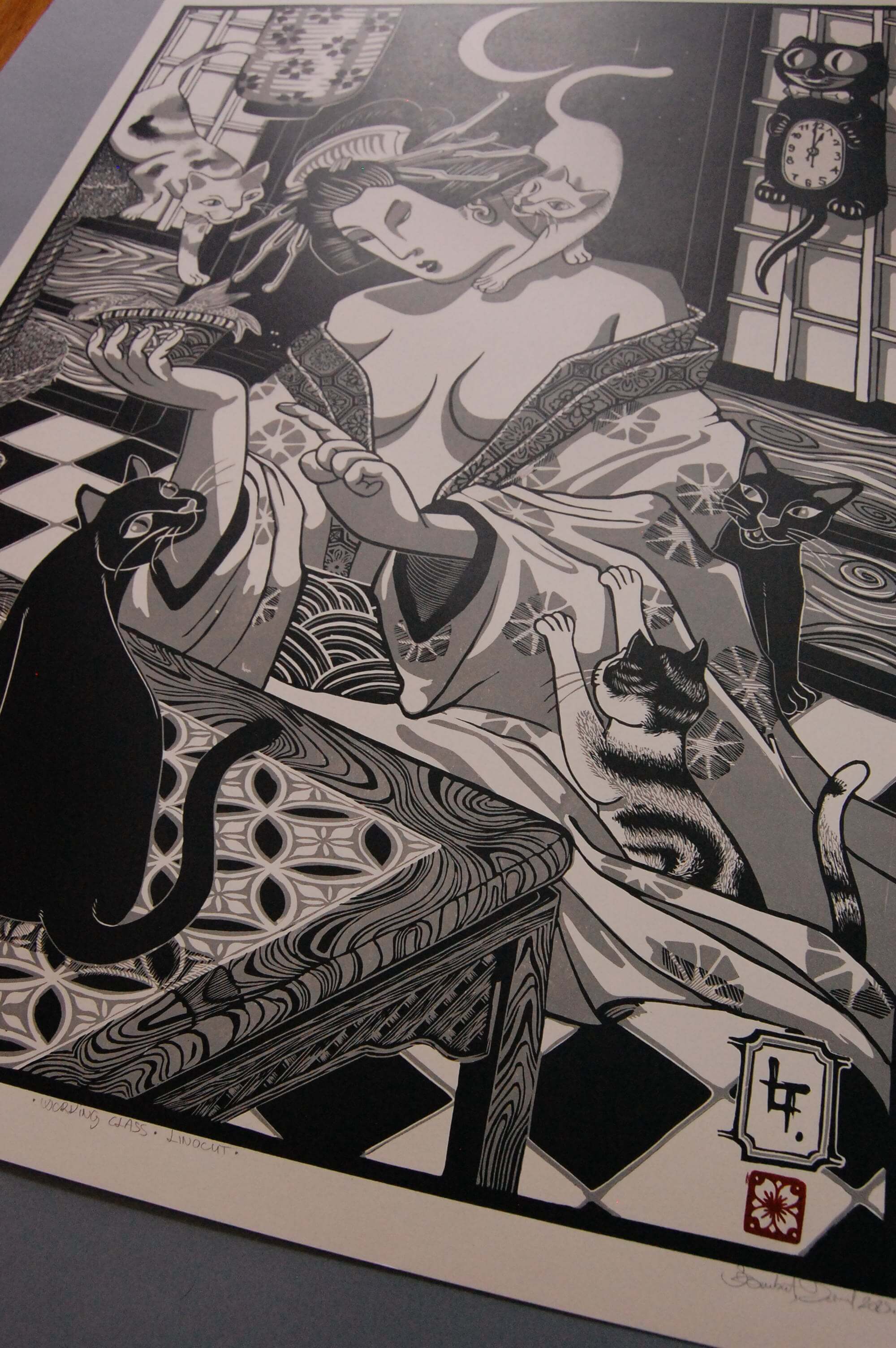 Working Class – japán stílusú fekete-fehér-szürke linómetszet gésával és macskákkal, féloldali, alulnézeti fotó, 50x70 cm