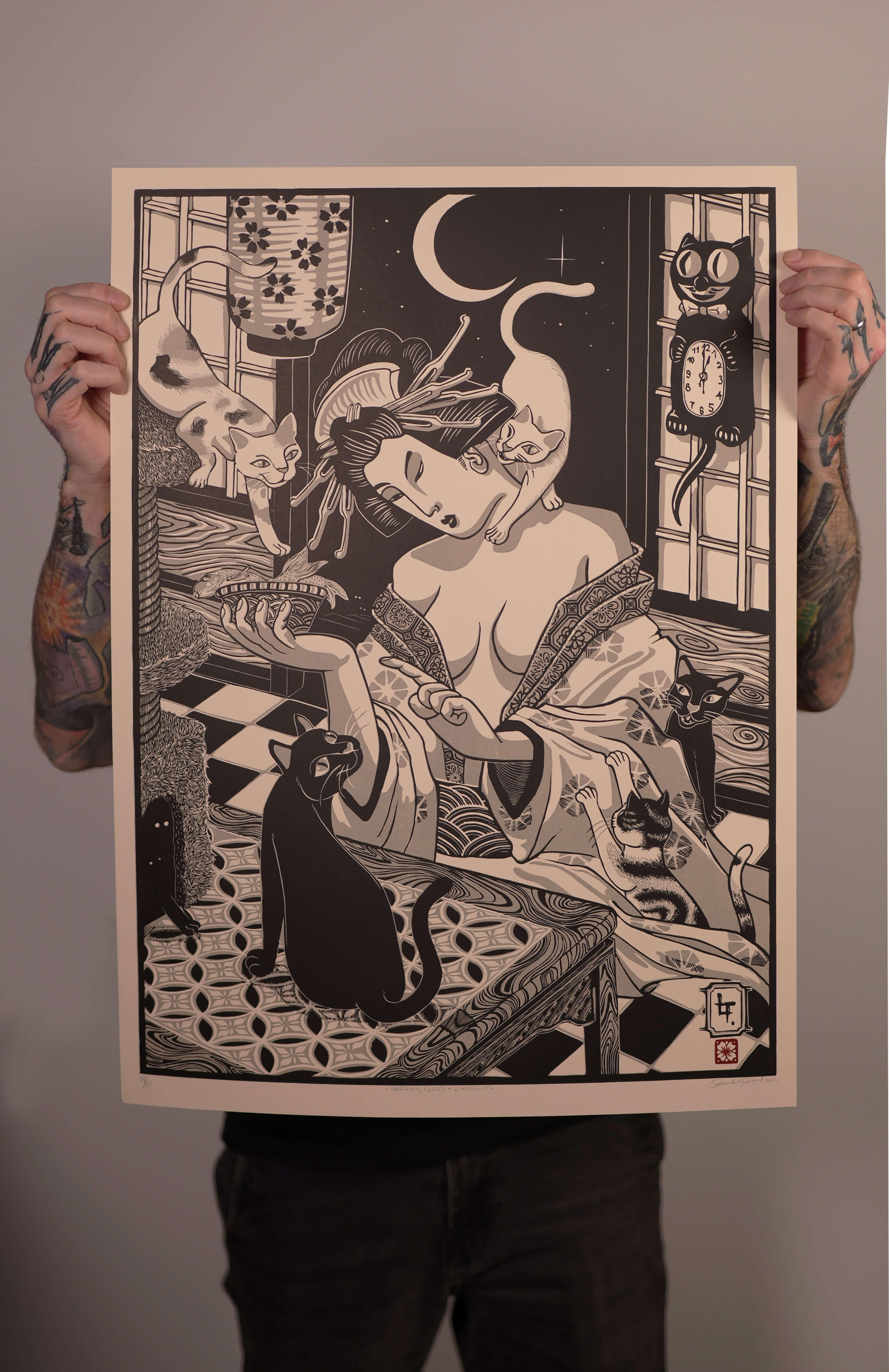 Working class, linómetszet, gésa macskákkal, 50x70 cm , fekete fehér szürke, kézben tartva