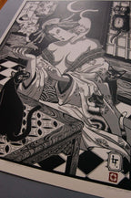Working Class – japán stílusú fekete-fehér-szürke linómetszet gésával és macskákkal, féloldali, alulnézeti fotó, 50x70 cm