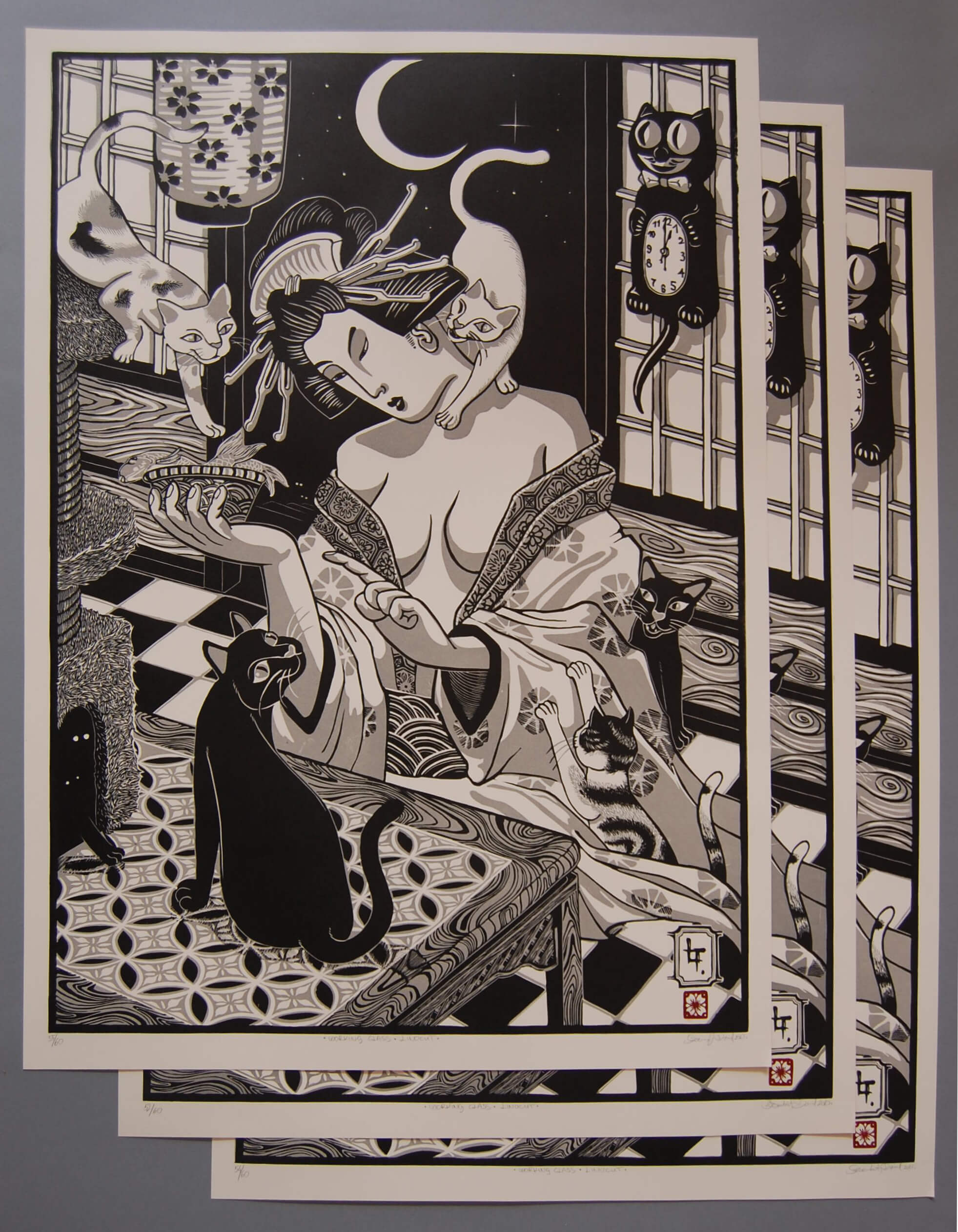 Working Class – japán stílusú fekete-fehér-szürke linómetszet gésával és macskákkal, több nyomat egymás tetején, 50x70 cm